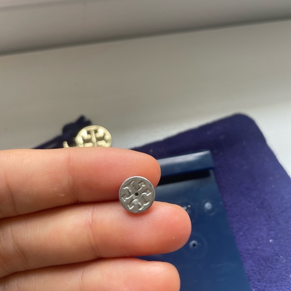 Tory Burch logo stud earrings - Picture 4 of 4